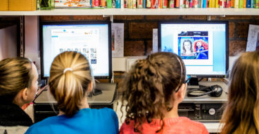 Op hoezomediawijs.nl kunnen kinderen vanaf 10 jaar zelfstandig aan de slag met mediawijze thema’s